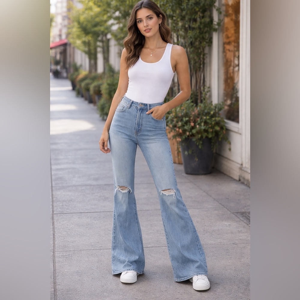 Levi’s 70’s High Rise Distressed Flare Jeans • Women’s Size 28